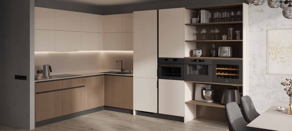 Двухцветная кухня с нижними шкафами под дерево и бежевым верхом